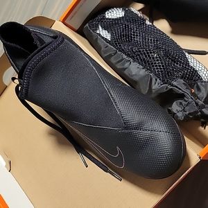 Nike youth soccer cleats and shin pads New size 6 boys/ 7.5 girls